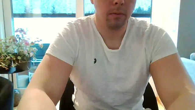 Snapshot of aleksergira chatting on February 3, 8:24 am aleksergira online show from February 3, 8:24 am