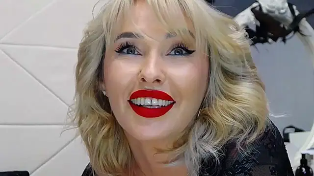 Snapshot of IssaSmith chatting on October 29, 7:43 am IssaSmith online show from October 29, 7:43 am