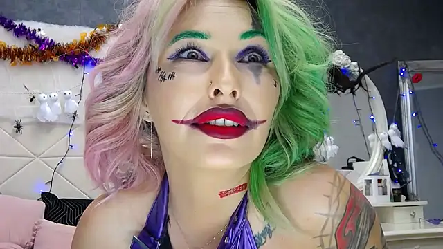 Snapshot of IssaSmith chatting on October 31, 8:04 am IssaSmith online show from October 31, 8:04 am