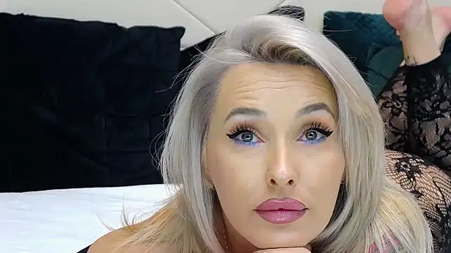 Snapshot of IssaSmith chatting on January 5, 5:49 pm IssaSmith online show from January 5, 5:49 pm