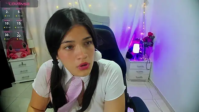 Snapshot of Alison_girl20 chatting on December 17, 8:10 pm Alison girl20 online show from December 17, 8:10 pm
