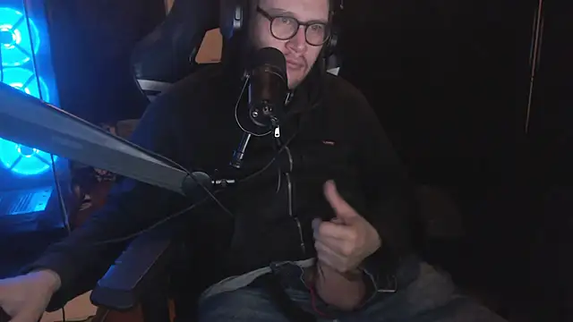 Snapshot of chicostick413 chatting on November 7, 3:39 am chicostick413 online show from November 7, 3:39 am