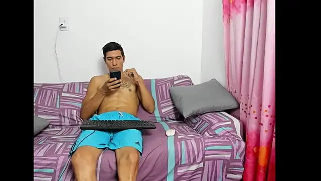 Snapshot of QuinnAndpuma1 chatting on June 27, 1:21 am QuinnAndpuma1 online show from June 27, 1:21 am