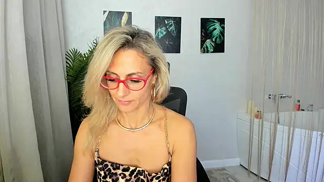 Snapshot of MuseOfStage chatting on November 13, 12:15 pm MuseOfStage online show from November 13, 12:15 pm