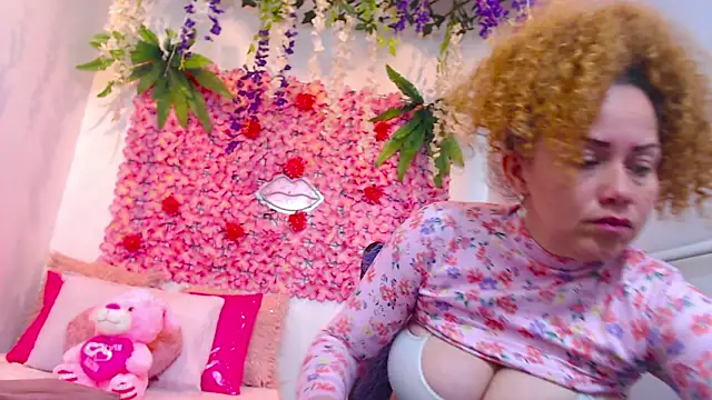 Snapshot of BLONDE_SEXYHOT chatting on October 17, 5:26 pm BLONDE SEXYHOT online show from October 17, 5:26 pm