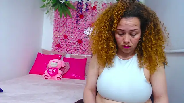 Snapshot of BLONDE_SEXYHOT chatting on October 18, 9:48 pm BLONDE SEXYHOT online show from October 18, 9:48 pm