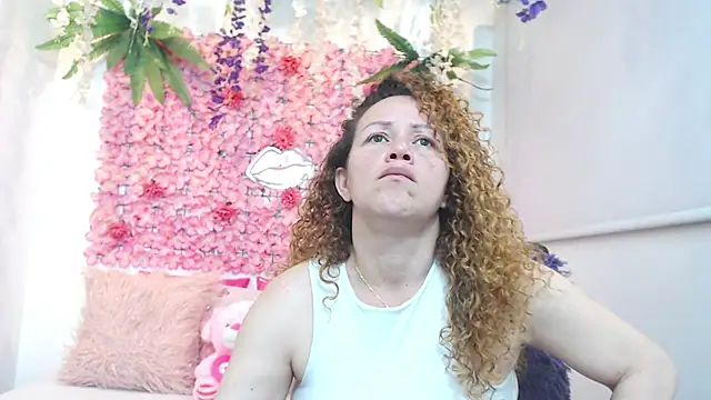 Snapshot of BLONDE_SEXYHOT chatting on November 18, 11:59 pm BLONDE SEXYHOT online show from November 18, 11:59 pm