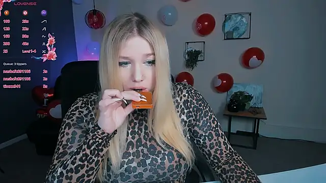 juli kisss online show from February 15, 9:38 am