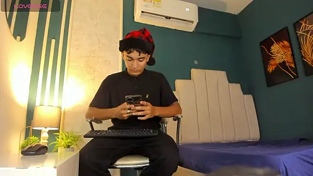 Austin Cardieff online show from December 30, 8:04 pm