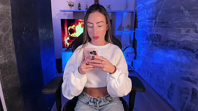 juliasprousse  online show from October 6, 1:41 pm