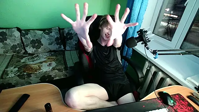 fameboyboo online show from December 18, 2:45 pm