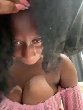 Snapshot of Roxiexx chatting on February 25, 1:43 pm Roxiexx online show from February 25, 1:43 pm