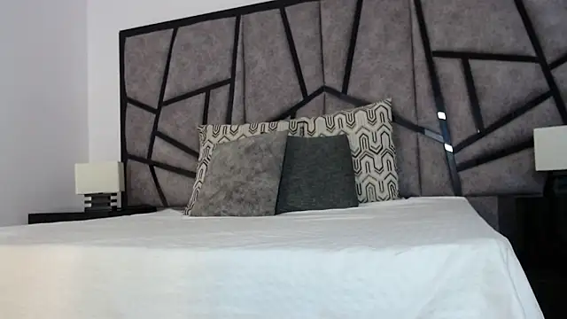 adhara cortez online show from April 6, 9:05 pm