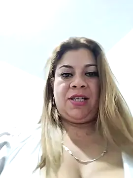 Snapshot of Laura-Hernandez chatting on February 26, 2:57 pm Laura-Hernandez online show from February 26, 2:57 pm