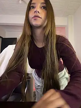 Snapshot of aly_golden_ chatting on December 15, 9:13 am aly golden online show from December 15, 9:13 am