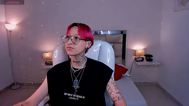 Snapshot of ravengreen_ chatting on January 28, 10:45 pm ravengreen online show from January 28, 10:45 pm