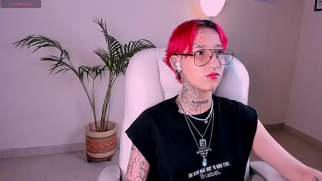 Snapshot of ravengreen_ chatting on February 6, 2:22 am ravengreen online show from February 6, 2:22 am