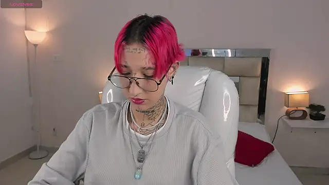 Snapshot of ravengreen_ chatting on February 8, 9:46 pm ravengreen online show from February 8, 9:46 pm