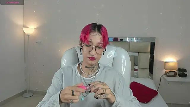 Snapshot of ravengreen_ chatting on February 9, 12:49 am ravengreen online show from February 9, 12:49 am