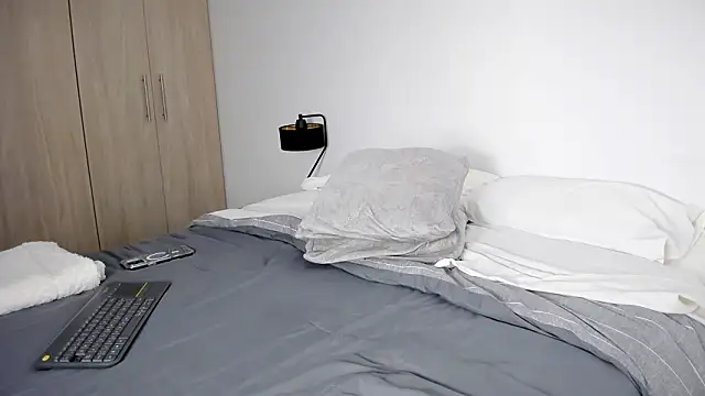 Snapshot of Bella_rossinii_ chatting on February 27, 2:00 am Bella rossinii online show from February 27, 2:00 am