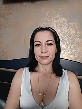 Snapshot of FireLily332 chatting on February 6, 9:32 am FireLily332 online show from February 6, 9:32 am