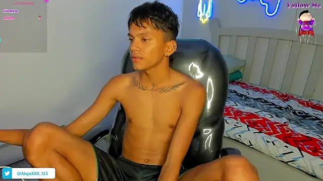 Snapshot of loistwink_ chatting on October 29, 4:26 am loistwink online show from October 29, 4:26 am