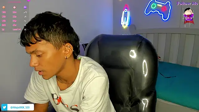 Snapshot of loistwink_ chatting on November 8, 4:12 am loistwink online show from November 8, 4:12 am