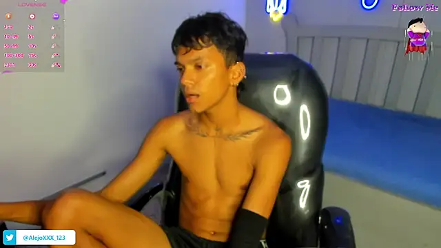 Snapshot of loistwink_ chatting on November 19, 5:18 am loistwink online show from November 19, 5:18 am