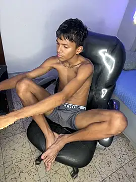 Snapshot of loistwink_ chatting on November 20, 5:29 am loistwink online show from November 20, 5:29 am