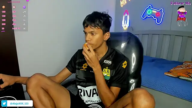 Snapshot of loistwink_ chatting on November 25, 3:50 am loistwink online show from November 25, 3:50 am