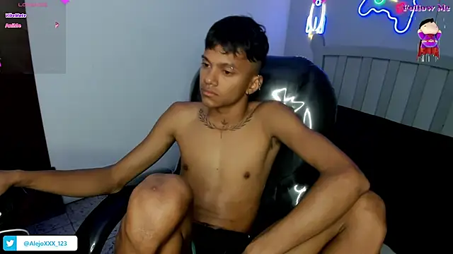 Snapshot of loistwink_ chatting on November 28, 5:32 am loistwink online show from November 28, 5:32 am