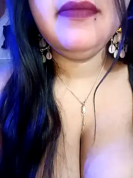 Suhanakhan00 online show from December 5, 7:28 pm