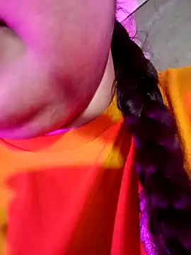 Snapshot of Suhanakhan00 chatting on May 17, 8:01 am Suhanakhan00 online show from May 17, 8:01 am