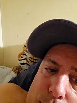 HeteroHotGuy1 online show from December 11, 7:46 pm