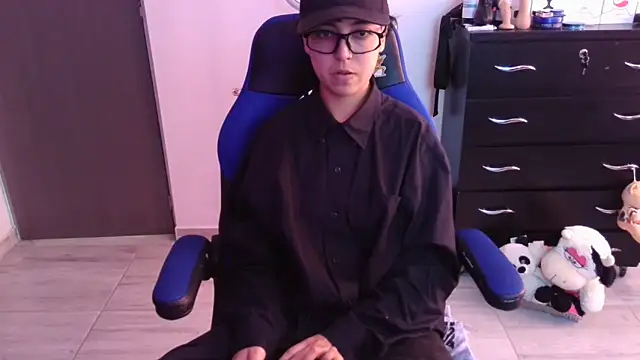 Snapshot of thomascooper7 chatting on November 29, 6:33 pm thomascooper7 online show from November 29, 6:33 pm