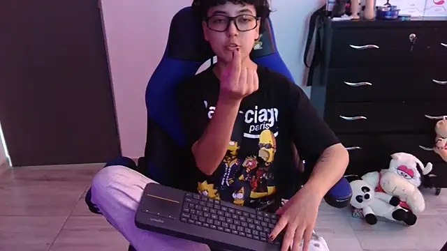 Snapshot of thomascooper7 chatting on December 4, 5:54 pm thomascooper7 online show from December 4, 5:54 pm