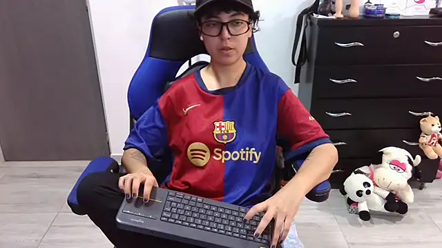 Snapshot of thomascooper7 chatting on December 13, 7:53 pm thomascooper7 online show from December 13, 7:53 pm