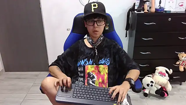 Snapshot of thomascooper7 chatting on January 9, 8:32 pm thomascooper7 online show from January 9, 8:32 pm