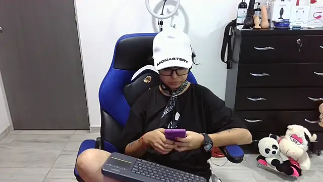 Snapshot of thomascooper7 chatting on February 4, 2:50 am thomascooper7 online show from February 4, 2:50 am