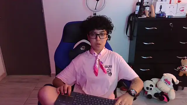 Snapshot of thomascooper7 chatting on February 4, 8:36 pm thomascooper7 online show from February 4, 8:36 pm