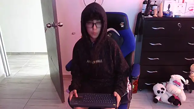 Snapshot of thomascooper7 chatting on February 10, 7:51 pm thomascooper7 online show from February 10, 7:51 pm