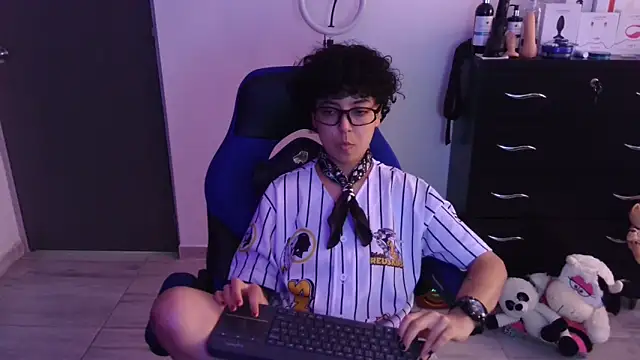 Snapshot of thomascooper7 chatting on February 15, 7:21 pm thomascooper7 online show from February 15, 7:21 pm