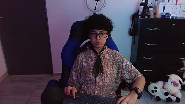 Snapshot of thomascooper7 chatting on February 19, 7:10 pm thomascooper7 online show from February 19, 7:10 pm