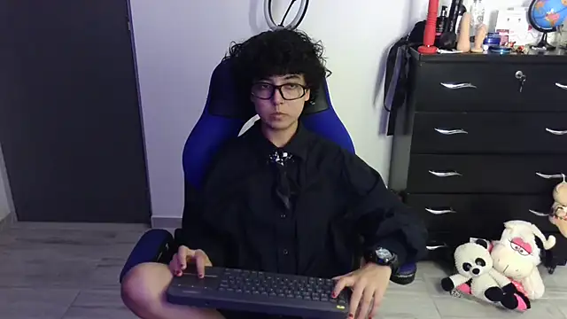 thomascooper7 online show from April 6, 10:33 pm