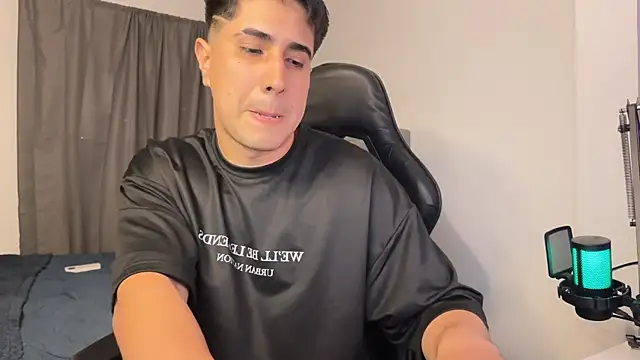 Snapshot of dereckbrownn chatting on December 7, 8:38 pm dereckbrownn online show from December 7, 8:38 pm