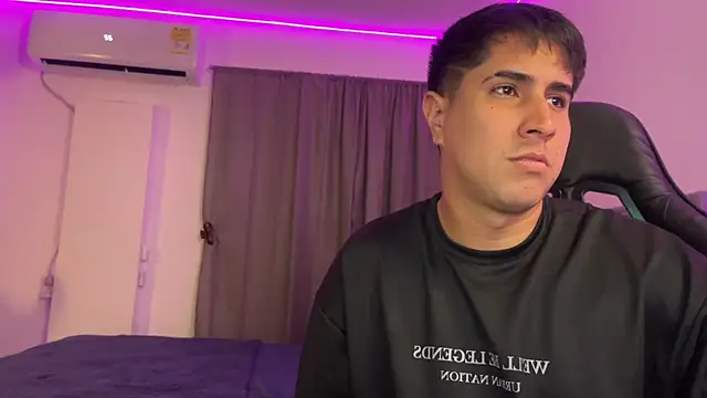 Snapshot of dereckbrownn chatting on January 25, 4:45 am dereckbrownn online show from January 25, 4:45 am