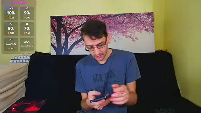 Snapshot of HungEddy chatting on October 25, 3:03 am HungEddy online show from October 25, 3:03 am