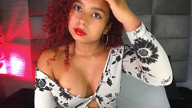 lara jones  online show from February 18, 3:42 am