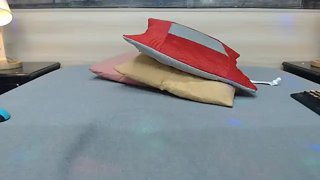 nahomibecker online show from March 4, 5:45 pm