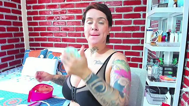 Snapshot of KatInk chatting on December 17, 2:34 pm KatInk online show from December 17, 2:34 pm